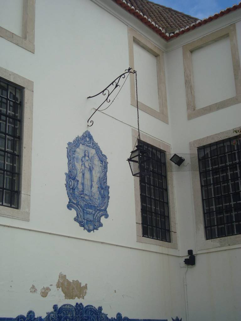 Mosaico da tradução do corpo de são marcos na porta da fachada de
